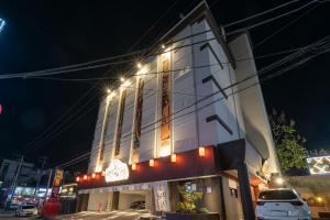 a building with lights on the side of it at night at Aank Ryokan Yosuriguri Hotel in Cheonan