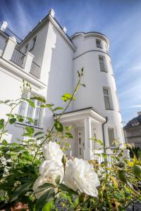 una casa blanca con flores delante en Apartments Villa Whitehouse, en Ostrava