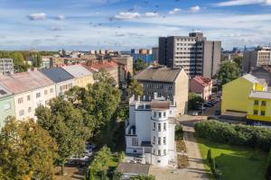 una vista aérea de una ciudad con edificios en Apartments Villa Whitehouse, en Ostrava