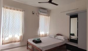 Krevet ili kreveti u jedinici u objektu Hobiz Serviced Apartments Chalakuzhy Nr Medical College Trivandrum