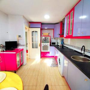 A kitchen or kitchenette at Casa grande 14 personas Getafe Madrid