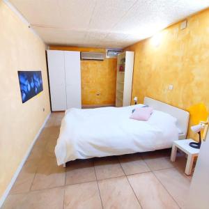 A bed or beds in a room at Casa grande 14 personas Getafe Madrid