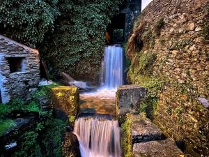 een waterval voor een stenen muur bij Love, made in xisto in Piódão