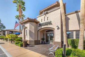 un edificio con bandiera americana e palme di Hilton Vacation Club Desert Retreat Las Vegas a Las Vegas