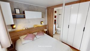 1 dormitorio con 1 cama con 2 almohadas en Camping Officiel Siblu le Montourey, en Fréjus