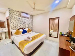 HOTEL EAGLE GRAND HYDERABAD AiRPORT ZONE में एक कमरे में एक या कई बेड