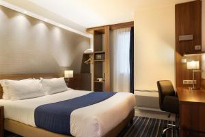 Un pat sau paturi într-o cameră la Holiday Inn Express Amiens, an IHG Hotel