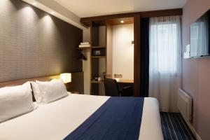 Un pat sau paturi într-o cameră la Holiday Inn Express Amiens, an IHG Hotel