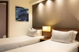 Un pat sau paturi într-o cameră la Holiday Inn Express Amiens, an IHG Hotel