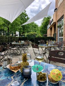 Un restaurant u otro lugar para comer en Campanile Paris Ouest - Nanterre - La Défense