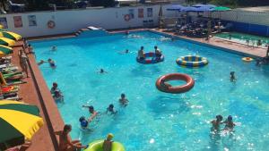 un groupe de personnes dans une piscine dans l'établissement Hotel Il Boschetto, à Pistoia