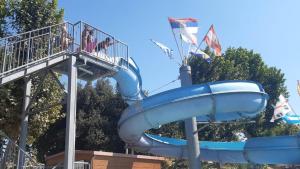 un toboggan bleu avec des gens sur une rampe dans l'établissement Hotel Il Boschetto, à Pistoia