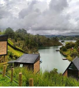 Rzeka z domem i łodzią w obiekcie Cabaña con jacuzzi y acceso al embalse Portum III w mieście El Peñol