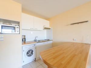 Una cocina o kitchenette en Studio 4 pers. face mer avec balcon, parking privé, et accès direct plage à Châtelaillon-Plage - FR-1-535-22