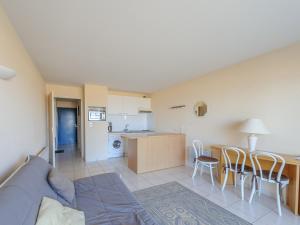 Una cocina o kitchenette en Studio 4 pers. face mer avec balcon, parking privé, et accès direct plage à Châtelaillon-Plage - FR-1-535-22