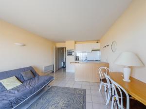 Una cocina o kitchenette en Studio 4 pers. face mer avec balcon, parking privé, et accès direct plage à Châtelaillon-Plage - FR-1-535-22