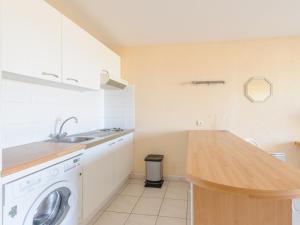 Una cocina o kitchenette en Studio 4 pers. face mer avec balcon, parking privé, et accès direct plage à Châtelaillon-Plage - FR-1-535-22