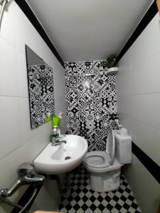 A bathroom at Homestay Xì Trum