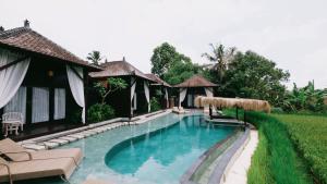 Bazen u ili blizu objekta Kayangan Villa Ubud