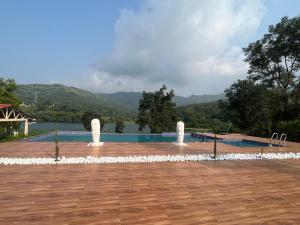 una piscina con vista sulle montagne di VRISA Mountain Retreat a Pune