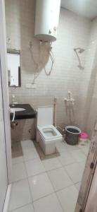 Un baño de HooLiv Mitra