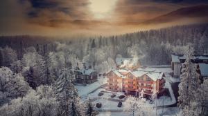 uma vista aérea de um alojamento de turismo selvagem na neve em Five Seasons Szklarska Poręba em Szklarska Poręba