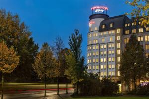 um edifício com uma placa no topo em Vienna House Easy by Wyndham Leipzig em Leipzig