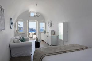 Posteľ alebo postele v izbe v ubytovaní Canaves Oia Suites - Small Luxury Hotels of the World