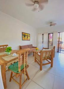 - un salon avec une table et des chaises en bois dans l'établissement Heritage Residences Santo Domingo, à Saint-Domingue