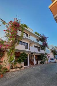 un bâtiment avec des fleurs sur son côté dans l'établissement Heritage Residences Santo Domingo, à Saint-Domingue