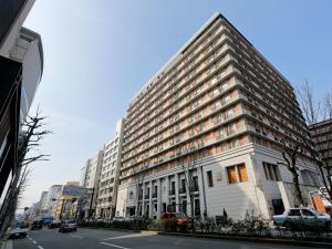 un grande edificio bianco su una strada cittadina di Hotel Monterey Kyoto a Kyoto