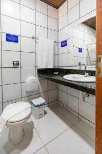 A bathroom at Hotel Casa Blanca Porto Seguro