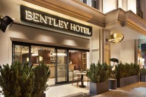 Bentley Hotel Old City-Special Class في إسطنبول: مدخل الى فندق جميل عليه لافته