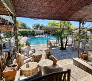 The swimming pool at or close to Hôtel Le Roi Théodore & Spa