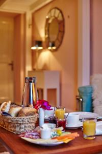 una mesa con una cesta de pan y zumo de naranja en Hadley's Bed and Breakfast, en Hamburgo