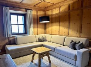 uma sala de estar com um sofá e uma mesa em Residence Villa Stella em Ortisei