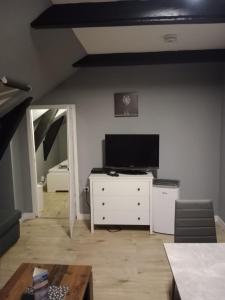 sala de estar con TV en un tocador en Stadtnah an der Förde 7504E, en Flensburg