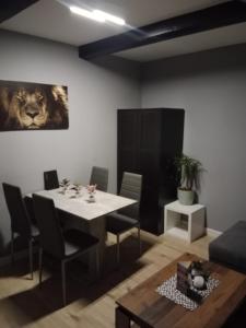 un comedor con una mesa y una pintura del león en la pared en Stadtnah an der Förde 7504E, en Flensburg