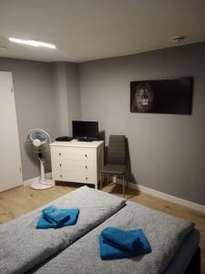 1 dormitorio con 1 cama con 2 almohadas azules en Stadtnah an der Förde 7504E, en Flensburg