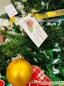 Un árbol de Navidad con una tarjeta. en Century Riverside Hotel Hue, en Hue