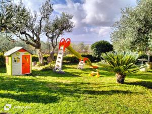 Un jardín fuera de Al focolare di Enzo