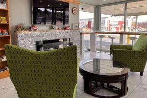 Seating area sa Travelodge by Wyndham Bloomington