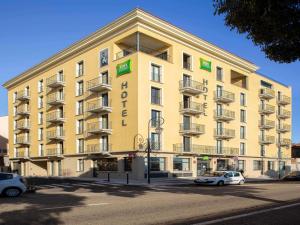 アジャクシオにあるibis Styles Ajaccio Napoleonの大きな黄色の建物