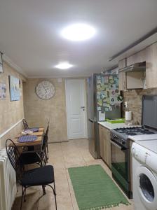 Кухня или кухненски бокс в Meda Apartment