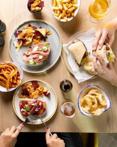 een tafel vol borden met eten waar mensen eten bij Leonardo Hotel Exeter in Exeter