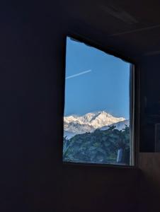 een raam in een kamer met uitzicht op de bergen bij Mochilero Ostello in Pelling