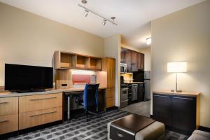 ครัวหรือมุมครัวของ TownePlace Suites by Marriott Houston Galleria Area