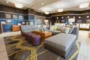 een woonkamer met een bank en een tafel bij Drury Inn & Suites Pittsburgh Airport Settlers Ridge in Pittsburgh