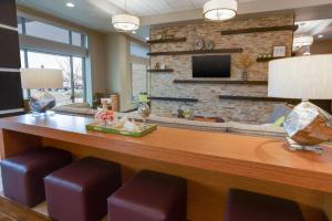 een receptie in een lobby met een bakstenen muur bij Drury Inn & Suites Pittsburgh Airport Settlers Ridge in Pittsburgh