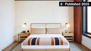 Hotel Nova Rooms Atlanta Shopping في سورات: غرفة نوم بسرير وليلتين